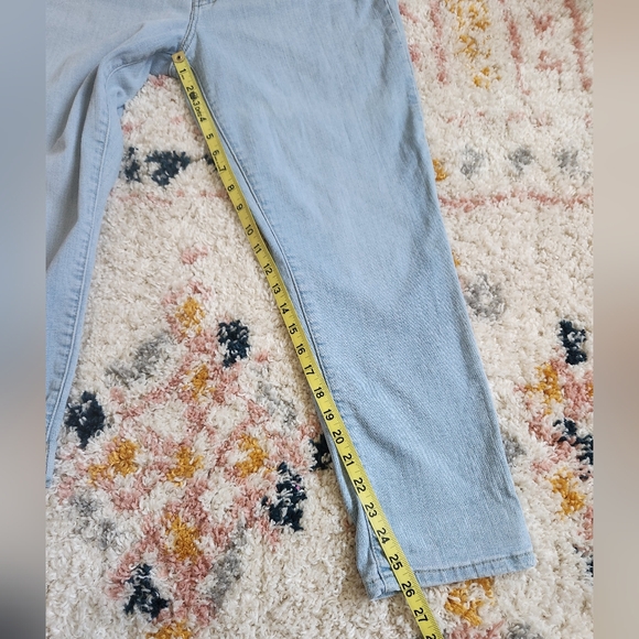 Levi's Boyfriend Jeans Light Blue Wash Cropped Length Size 32 - Picture 2 of 7